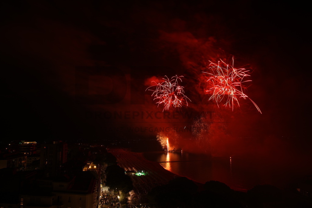 Ferragosto Fireworks in Grado, Italy | GRADO, ITALY, 15.AUG.26 - FIREWORKS - Ferragosto fireworks over the Adriatic Sea in Grado, Italy. Colorful fireworks light up the night sky above the beach, coastline and waterfront during the traditional summer celebration. - Realisiert mit Pictrs.com