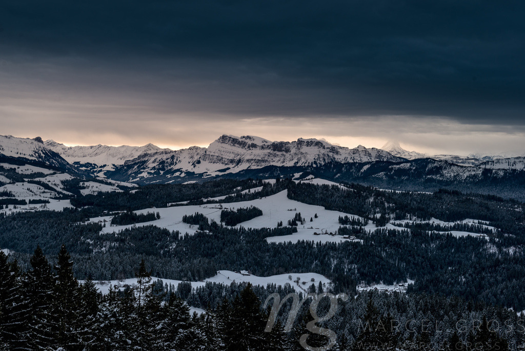 Blick von Chuderhüsi Aussichtsturm übers Emmental zu den Voralpen mit Schrattenfluh und Hohgant | Die ideale Geschenkidee für Naturliebhaber. Naturbilder von Marcel Gross Photography für ihr Zuhause in den verschiedensten Formaten und Materialien. - Realisiert mit Pictrs.com