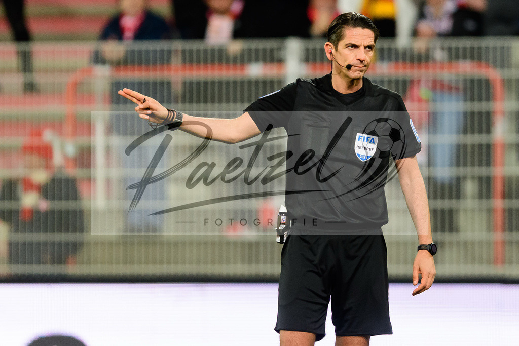 FCUFRE20211215_041 | Fussball, Herren: Schiedsrichter Deniz Aytekin gestikuliert, Gestik bei dem Spiel der 1. Bundesliga zwischen 1. FC Union Berlin und SC Freiburg im Stadion An der Alten Foersterei am 15.12.2021 in Berlin, Deutschland.DFB / DFL REGULATIONS PROHIBIT ANY USE OF PHOTOGRAPHS AS IMAGE SEQUENCES AND/OR QUASI-VIDEO. - Realisiert mit Pictrs.com