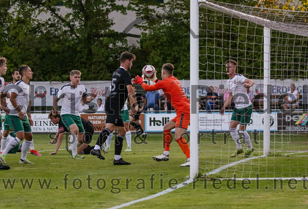2023-08-18_026_FC_Schwaig_gegen_TSV_Kastl | Oberding, Deutschland, 18.08.2023:
Fußball, Landesliga Südost 2023 / 2024, 7. Spieltag, FC Schwaig gegen TSV Kastl, Endergebnis: 2:2

Tobias Jell (FC Schwaig, #2), Raphael Kamhuber (TSV Kastl, #5), Torwart Franz Hornof (FC Schwaig, #1), Leon Roth (FC Schwaig, #21)

Foto: Christian Riedel / fotografie-riedel.net