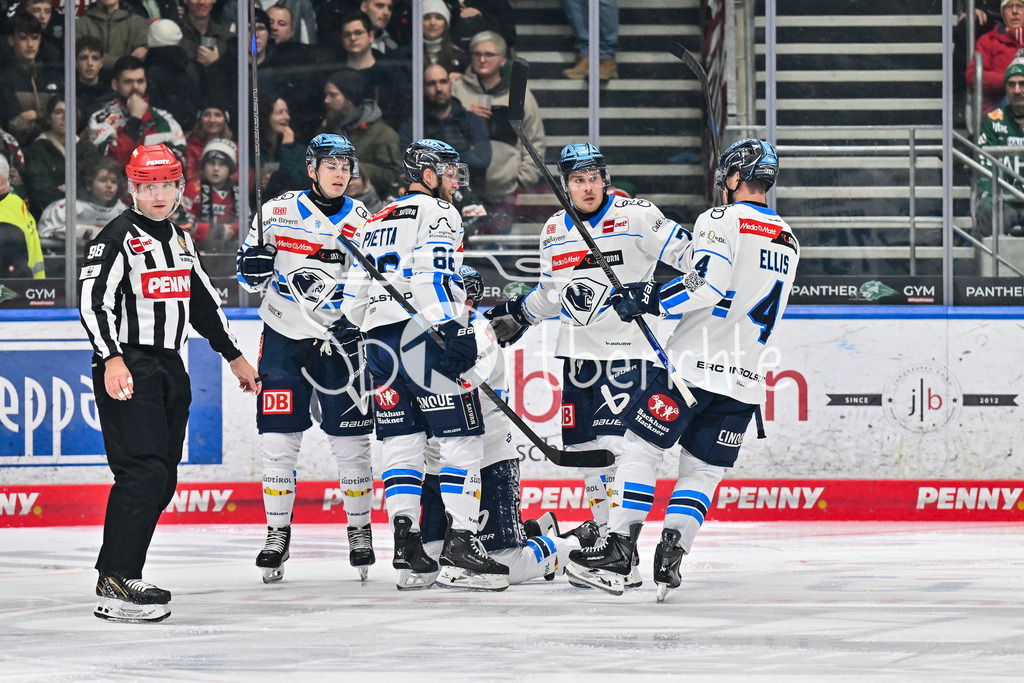 Augsburger Panther - ERC Ingolstadt | AUGSBURG, GERMANY - 12. DECEMBER: Jubel der Gäste nach dem Treffer zum 2-2 Ausgleich druch Daniel PIETTA (ERC Ingolstadt 86) / Tor / Torschuetze / Freude / Happy während dem Match zwischen den Augsburger Panthern und dem ERC Ingolstadt am 27. Spieltag der Penny DEL im Curt Frenzel Stadion