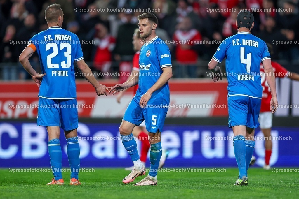 RWE06042501157 | 2025.04.06, Fußball, 3.Liga, Rot-Weiss Essen - FC Hansa Rostock, Stadion Hafenstraße, Saison 2024 2025: Enttäuschung nach der 1:2 Niederlage - Franz Pfanne (FC Hansa Rostock #23) steht enttäuscht mit Marco Schuster (FC Hansa Rostock #05) und Damian Roßbach (FC Hansa Rostock #04) auf dem Spielfeld DFB regulations prohibit any use of photographs as image sequences and or quasi-video.