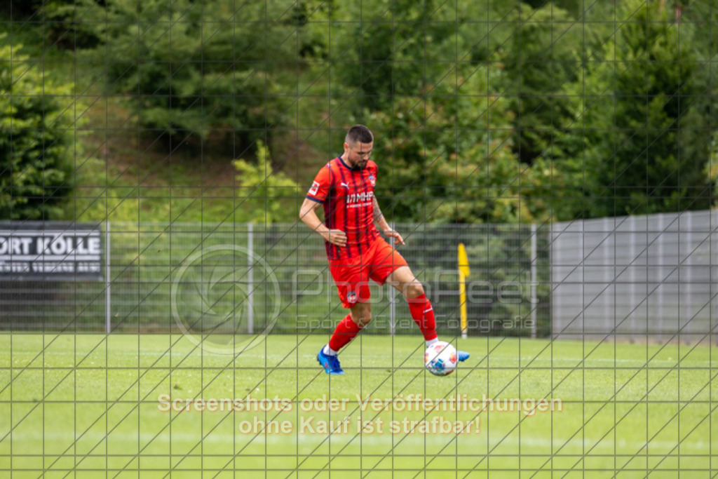 20250706_155731_1104 | #,TSG Salach (blau) vs. 1.FC Heidenheim (rot), Fußball, Freundschaftsspiel - WfV, Saison 2025/2026, Rasensportplatz, Staufenecker Str. 41, 73084 Salach, 06.07.2025 - 15:30 Uhr,Foto: PhotoPeet-Sportfotografie/Peter Harich