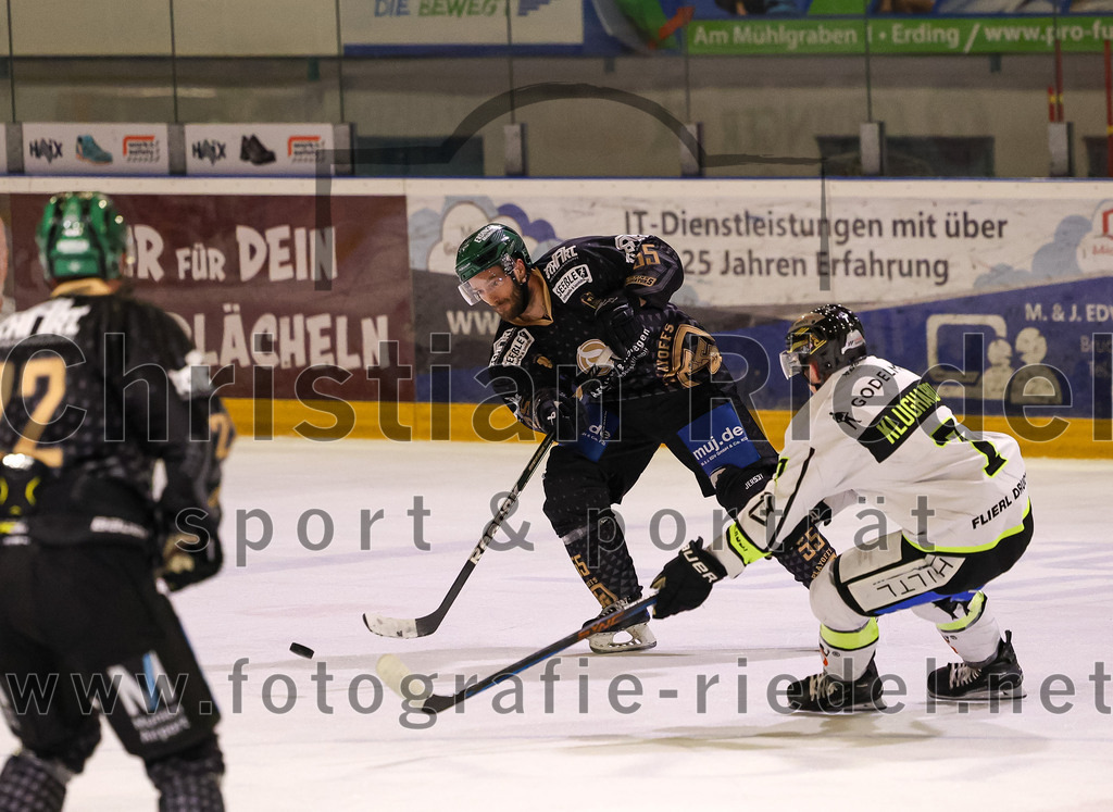 2024-02-16_126_TSV_Erding_gegen_ERSC_Amberg | Erding, Deutschland, 16.02.2024:
Eishockey, Bayernliga Playoffs 2023 / 2024, 1. Spieltag, TSV Erding gegen ERSC Amberg, Endergebnis: 1:2

Petr Pohl (Erding Gladiators, #55), Lukas Klughardt (ERSC Amberg, #7)

Foto: Christian Riedel / fotografie-riedel.net