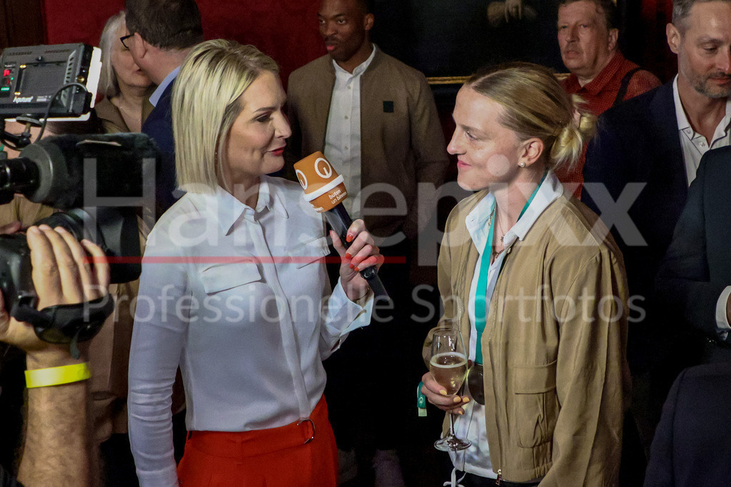 Fussball, Frauen, Senatsempfang SV Werder Bremen | v.li.: Janna Betten (Radio Bremen TV) führt ein Interview mit Lina Hausicke (SV Werder Bremen, 18)