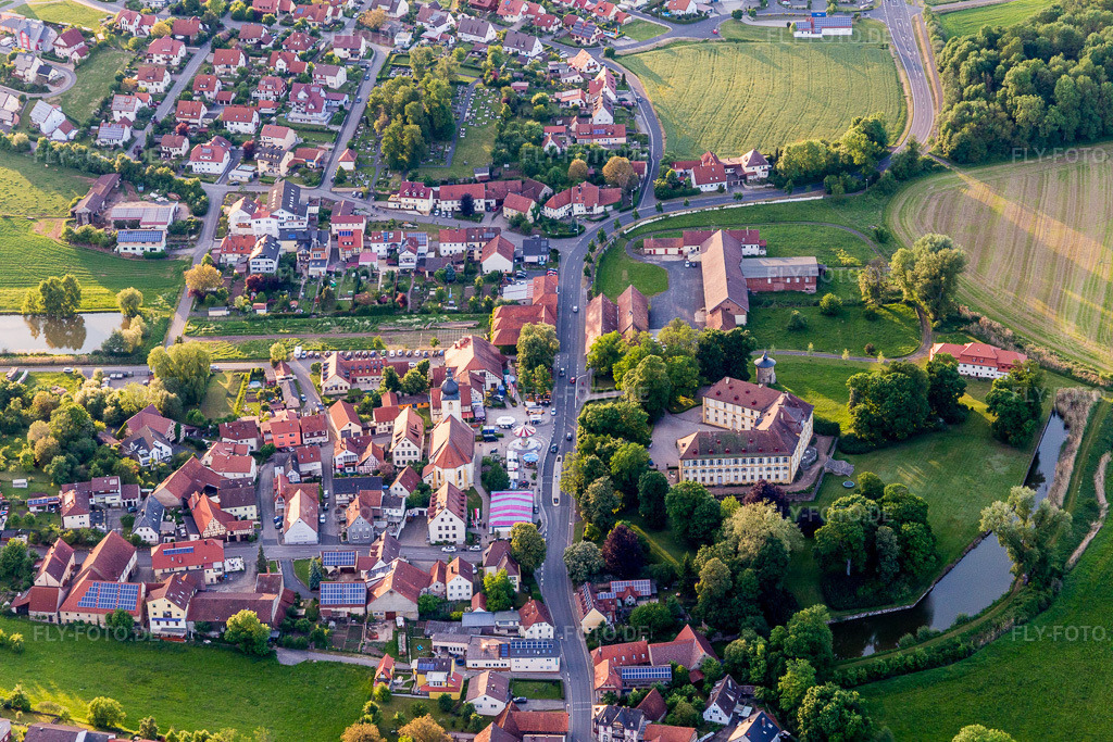 Luftbild: Schloß und Schloßpark in Rentweinsdorf im Bundesland Bayern in Deutschland. Foto: IMG_100164.jpg vom 26.05.2017 durch Werner Riehm/FLY-FOTO.de