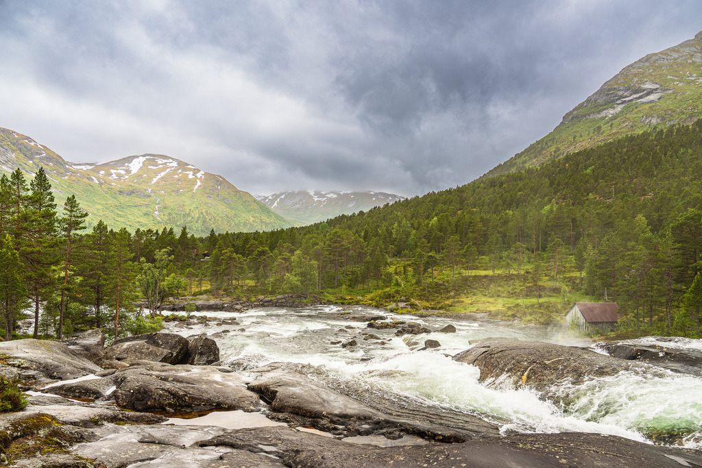 Der Wasserfall Likholefossen mit Berge in Norwegen | Der Wasserfall Likholefossen mit Berge in Norwegen.