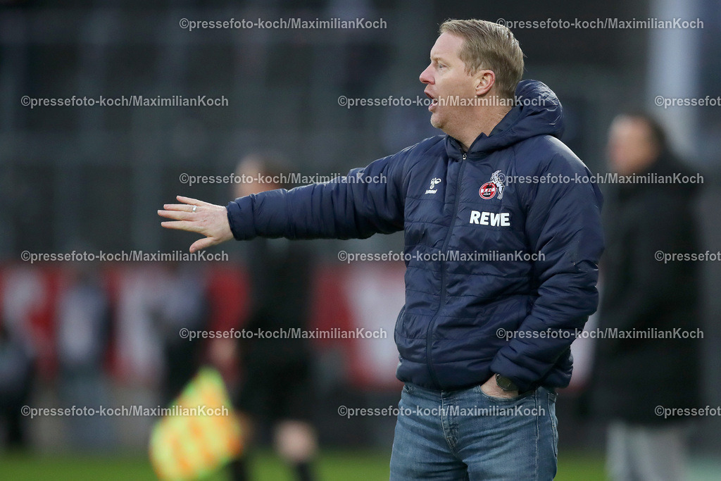 RWE06012402142 | 06.01.2024, Essen, Fußball, Herren, Stadion an der Hafenstraße, Testspiel, Rot-Weiss Essen – 1. FC Köln:  Cheftrainer Timo Schultz (1.FC Köln) steht bei seinem ersten Spiel als neuer Trainer gestikulierend am Spielfeldrand. 
DFB regulations prohibit any use of photographs as image sequences and or quasi-video.