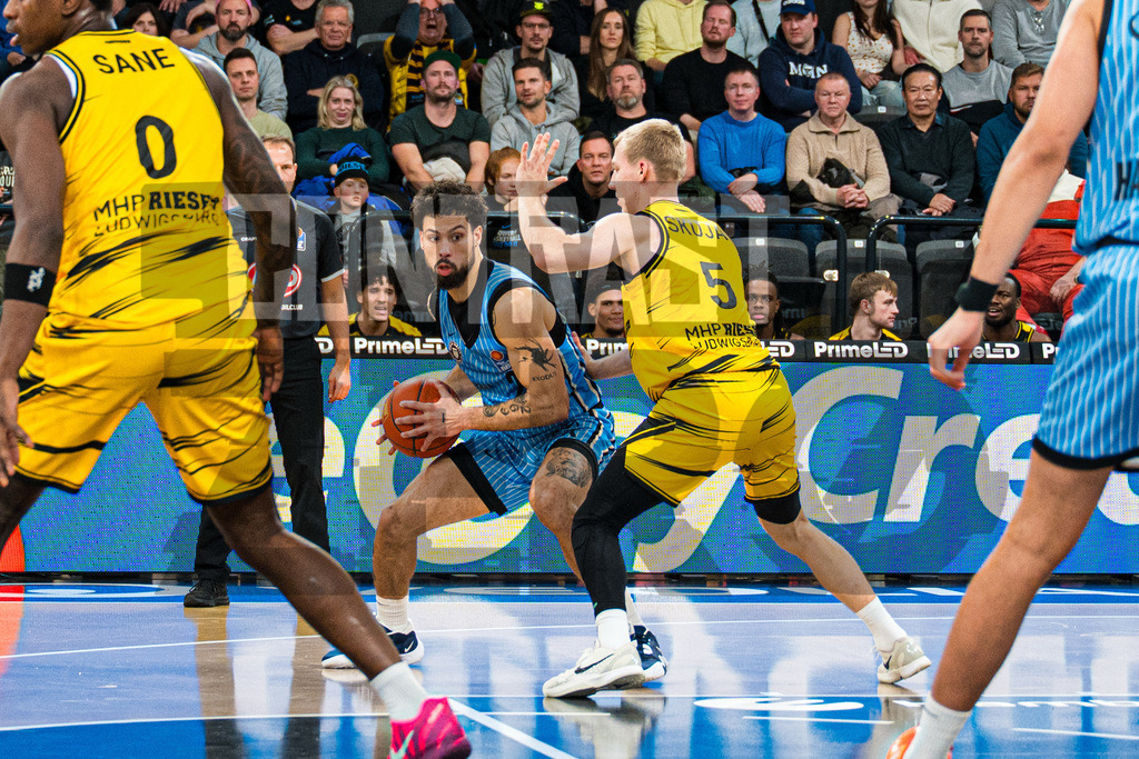Basketball I Herren I Bundesliga I Saison 2025/2026 I 8. Spieltag I Veolia Towers Hamburg - MHP Riesen Ludwigsburg | CONTRAST ZERØ MEDIA - Realisiert mit Pictrs.com