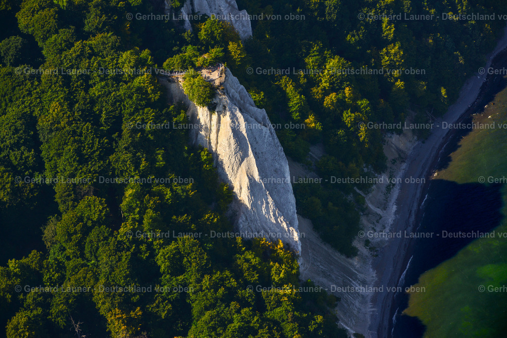 3637919 | LOHME 25.08.2016 Felsen- Küsten- Landschaft an der Steilküste - Kreidefelsen Königstuhl - in Lohme im Bundesland Mecklenburg-Vorpommern, Deutschland. Weiterführende Informationen bei: Nationalpark-Zentrum KÖNIGSSTUHL Sassnitz gemeinnützige GmbH. // Rock Coastline on the cliffs - Kreidefelsen Koenigstuhl - in Lohme in the state Mecklenburg - Western Pomerania, Germany. Further information at: Nationalpark-Zentrum KOeNIGSSTUHL Sassnitz gemeinnuetzige GmbH. Foto: Gerhard Launer