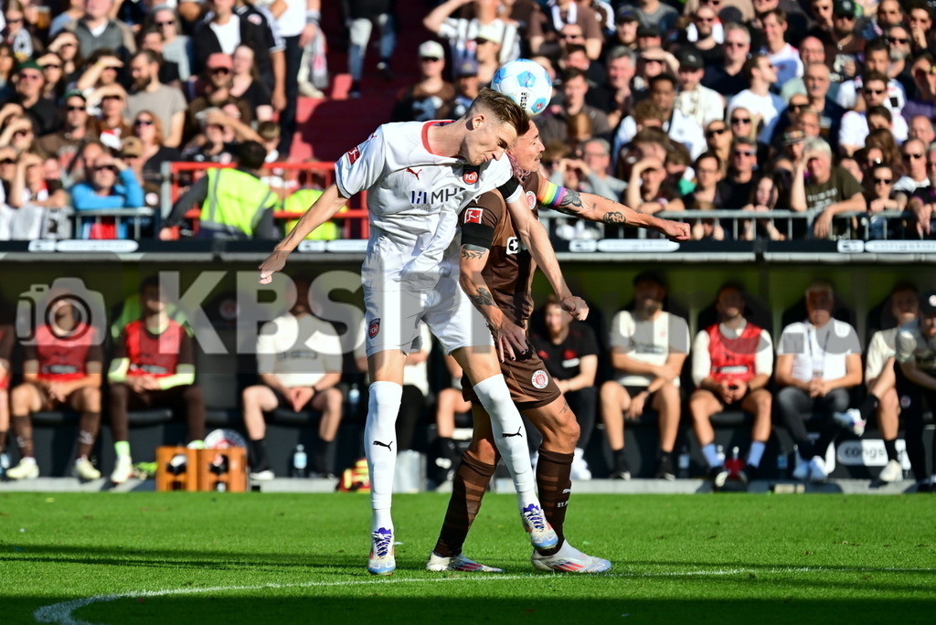 KBS Picture_FCStPauli-Heidenheim_050 | v.v. Breunig Maximilian (1FCHeidenheim) , Irvine Jackson (St.Pauli) ,Sportplatz :  Millerntor Stadion, - Realisiert mit Pictrs.com