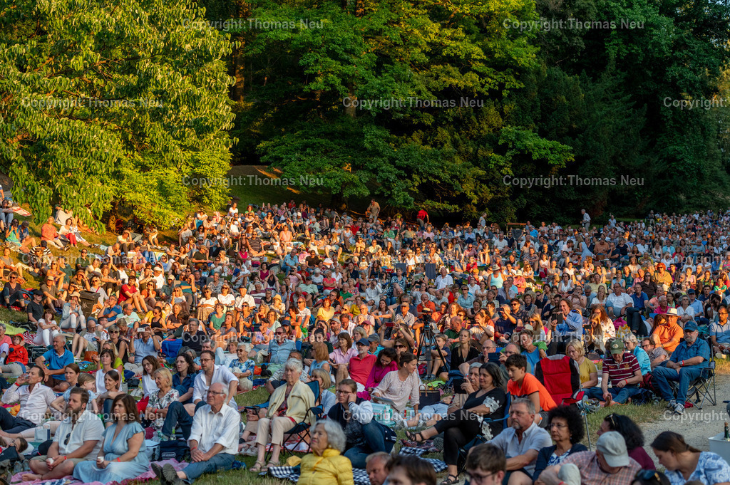 DSC_1343 | Der Staatspark Fürstenlager in Bensheim Auerbach, an der hessischen Bergstraße- ist ein wunderschöner Landschaftspark nach englischen Vorbild. Es war die Sommerresidenz der Darmstädter Fürstenfamilie die hier das "einfache Landleben" genossen. Zu jeder Jahreszeit kann man das Fürstenlager als Ausflugsziel empfehlen. Im Herrenhaus ist eine Gastronomie untergebracht. Im Sommer findet auf der Bühne vor der großen Wiese ein Opern-Air statt, 