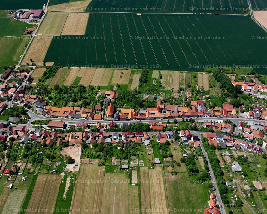 2634225 | STEINBACH 09.06.2006 Stadtansicht vom Stadtrand angrenzend an landwirtschaftliche Feldern  in Steinbach im Bundesland Thüringen, Deutschland // City view from the outskirts with adjacent agricultural fields  in Steinbach in the state Thuringia, Germany Foto: Gerhard Launer