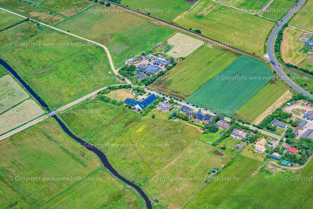 Sylt_Keitum_Käseclub_Eibenweg_ELS_4453210625 | KEITUM 21.06.2025 Siedlungsgebiet und Infrastruktur " Siidik " in Keitum auf der Insel Sylt im Bundesland Schleswig-Holstein, Deutschland. // The district " Siidik " in Keitum at the island Sylt in the state Schleswig-Holstein, Germany. Foto: Martin Elsen