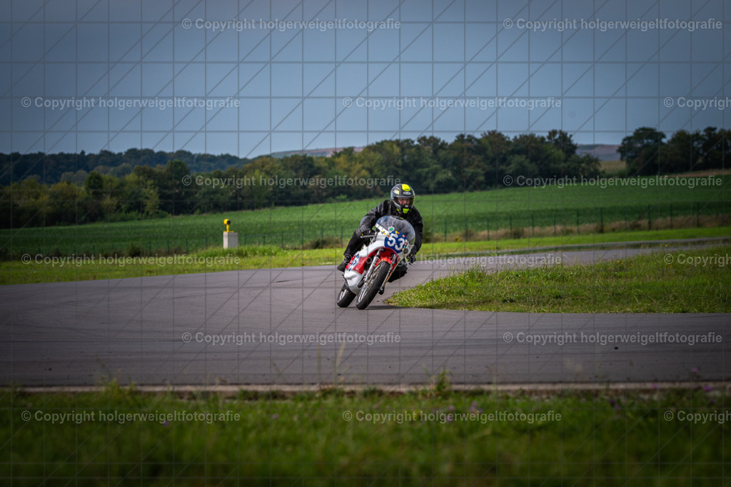 Yamaha TZ 350 Replica | Foto vom 3. Classic Motor Weekend 18. - 20. August 2023 auf dem Flugplatz in Obermehler - Realisiert mit Pictrs.com