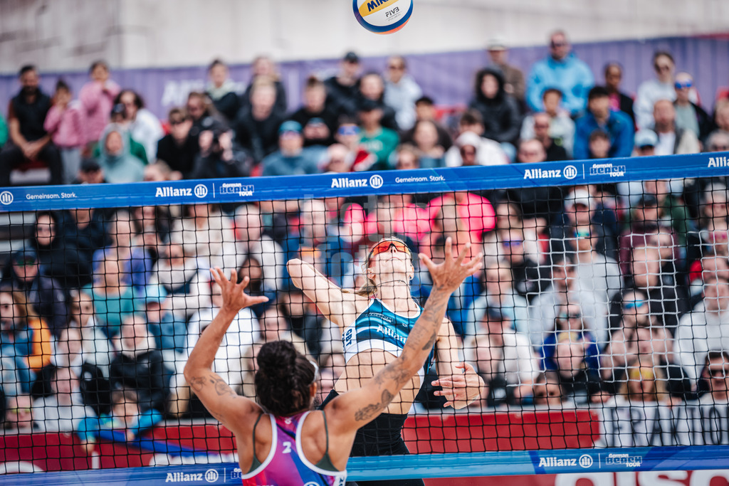 Beachvolleyball | Frauen | German Beach Tour 2024 | Tourstop Bremen | 09.06.2024 | Kim van de Velde beim Angriff