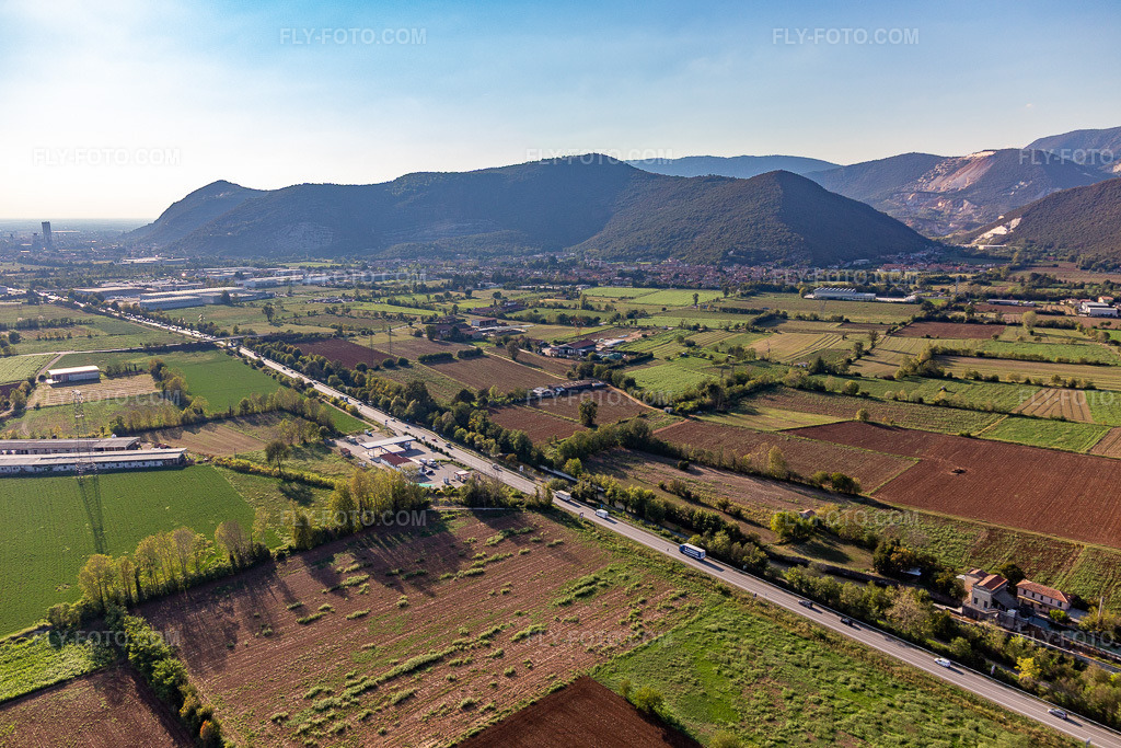Aerial view: View of the town in Nuvolera in the state Brescia, Italy. – Photo: IMG_134965.jpg taken on 09/22/2022 by Werner Riehm/FLY-FOTO.com – Resolution of the original: 5280 x 3520 px