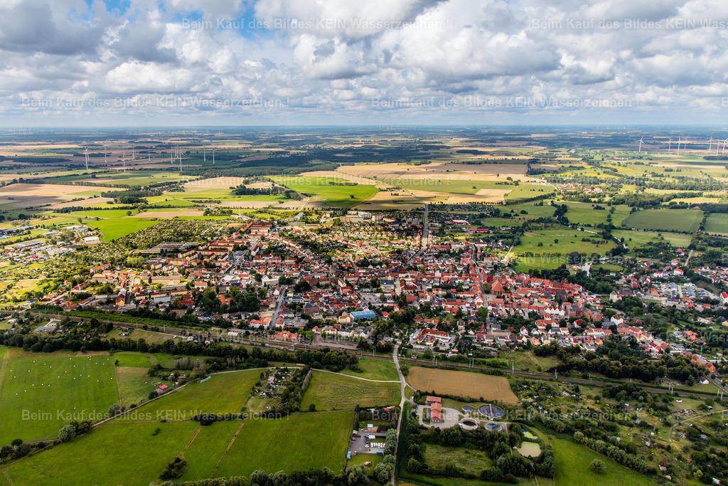 Osterburg-6881 | Die Magdeburger Platte® - das sind die schönsten Luftbilder von Magdeburg & Sachsen-Anhalt auf Acryl, Leinwand oder zum Download. Das ist Luftbildfotografie & Luftbildaufnahmen mit Drohne & Flugzeug.  - Realisiert mit Pictrs.com