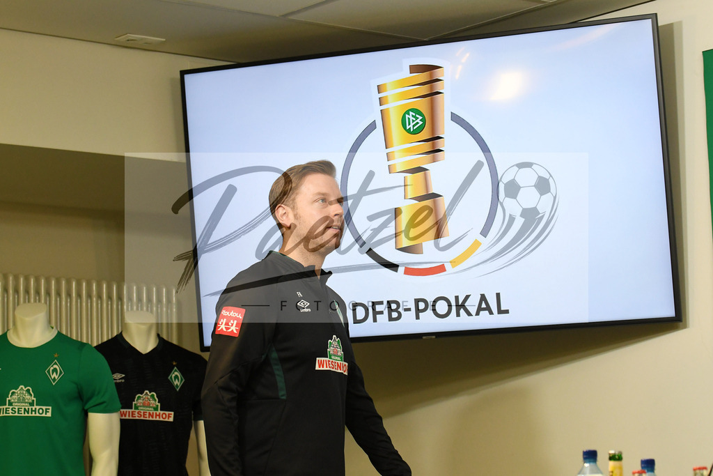 20200303_PKWBRE_0003 | Fussball, Herren: Trainer Florian Kohfeldt (SV Werder Bremen) schaut waehrend der Pressekonferenz des SV Werder Bremen im Presseraum des wohninvest Weserstadion am 03.03.2020 in Bremen, Deutschland. - Realisiert mit Pictrs.com