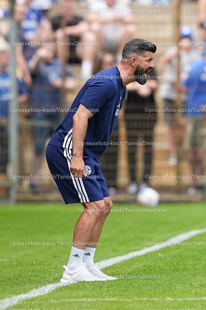 xYDR20072501019 | 20.07.2025, xydrx, Fußball, Rot Weiss Ahlen - FC Schalke 04, Testspiel, Wersestadion: Miron Muslic (Cheftrainer FC Schalke 04) brüllend