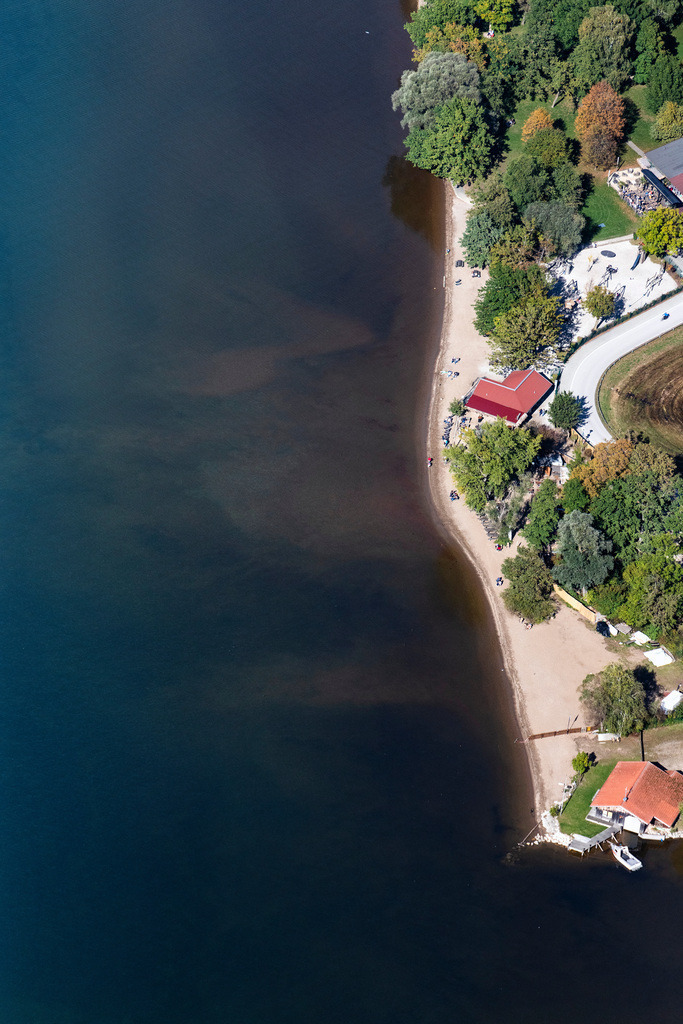 dr__0038955.jpg | ÜBERSEE 11.10.2019 Uferbereiche am Seegebiet des Chiemsee am Strandbad Übersee in Übersee im Bundesland Bayern, Deutschland. // Riparian areas on the lake area of Chiemsee on Strandbad Uebersee in Uebersee in the state Bavaria, Germany. Foto: Daniel Reiter