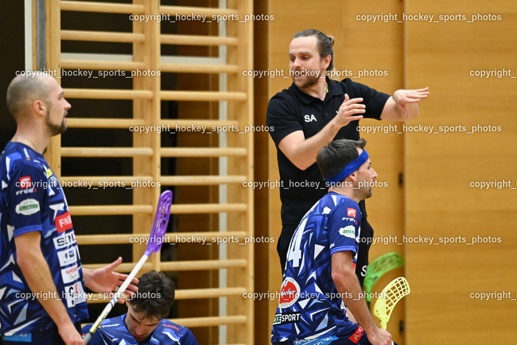 VSV Unihockey vs. KAC Floorball | Headcoach VSV Unihockey Sami Aalto, #13 Jan Sláma VSV Unihockey, #14 Michael Klemm VSV Unihockey, VSV Unihockey vs. KAC Floorball, VSV Unihockey vs. KAC Floorball am 28.03.2026 in Villach (Ballspielhalle St. Martin), Austria, (Photo by Bernd Stefan)