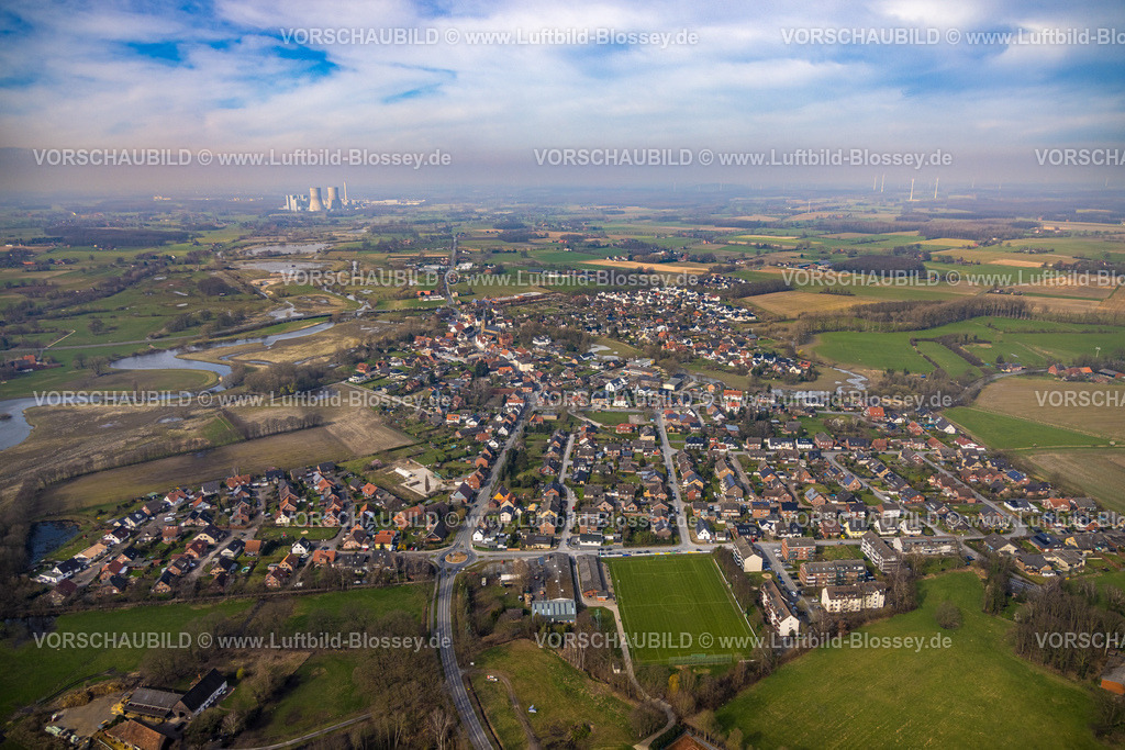 Lippetal240307009Lippborg | Luftbild, Wohngebiet Ortsansicht Ortsteil Lippborg, Fußballstadion Lippborg Herzfelder Straße und 
Kreisverkehr, mit Fernsicht und Himmel, links Fluss Lippe Mäander, hinten das RWE Kraftwerk Westfalen in Hamm, Lippetal, Nordrhein-Westfalen, Deutschland