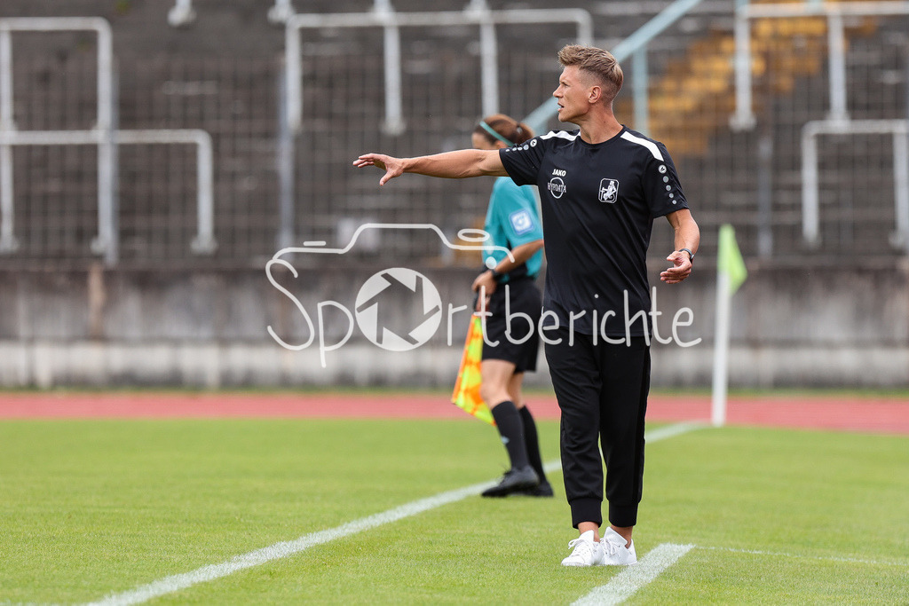 FC Augsburg - TSV Schwaben Augsburg | TSV Schwaben Trainer Matthias OSTRZOLEK in Aktion / Freisteller / Einzelfoto