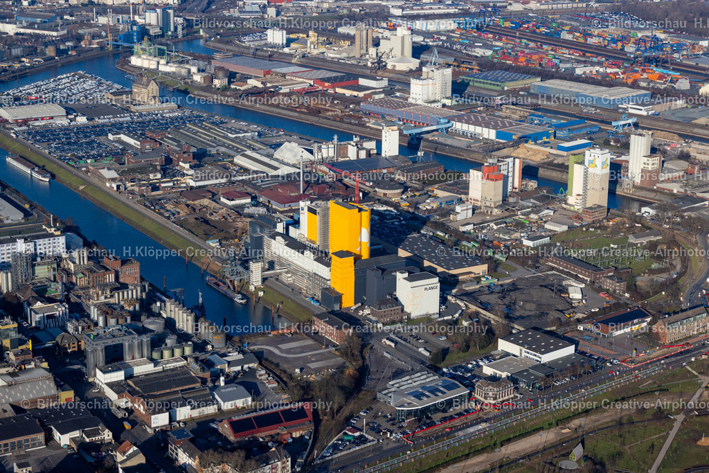 Luftbild Neuss-8946 | Luftbildfotografie Kaianlagen und Schiffs- Anlegestellen der Binnenschiffahrt mit Verlade- Terminals am Binnenhafen am Memeler Straße in Neuss im Bundesland Nordrhein-Westfalen, Deutschland. - Realisiert mit Pictrs.com