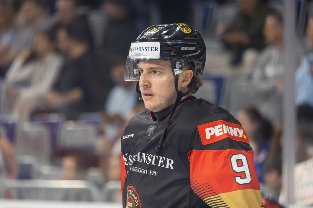 Eishockey-Länderspiel Deutschland gegen USA in Mannheim (letztes Vorbereitungsspiel vor der WM in der Schweiz) | Eishockey-Länderspiel Deutschland gegen USA in Mannheim (letztes Vorbereitungsspiel vor der WM in der Schweiz)***Leon Gawanke (9,  Deutschland) beim Warm-Up - Realisiert mit Pictrs.com