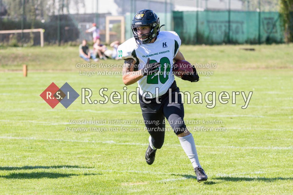 American Football, Saison 2022, Regionalliga Nord, Hamburg Blue Devils - Oldenburg Knights, Dr.-Hermann-Schnell-Sportplatz (Hamburg), 06.08.2022, 07. Gameweek | Mike Schuhmacher (#20, Oldenburg, RB)