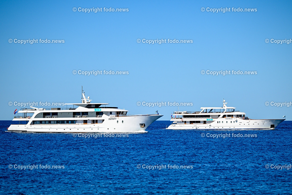 Kroatien_ Brac_ Insel in Dalmatien_ Milna_ 18.07.2025-30 | 18.07.2025, Kroatien, HRV, Brac, Insel in Dalmatien, Milna im Bild Themenbild, Schiff, Schiffe, Ausflugsschiff, Tourismus, Touristen, Durchfahrt Splitska Vrata zwischen den Inseln Solta und Brac, Meer, Adria, Feature, Symbolbild