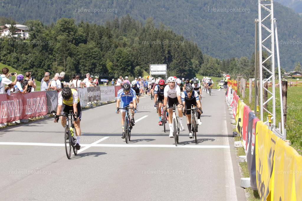 1013_20230817_Bewerb_Maenner_Muehlanger | AUT - OESTERREICH, 2023-08-16: SPORT RENNRAD-FAHREN - 55. INTERNATIONALER RADWELTPOKAL IN ST. JOHANN IN TIROL  - Vintage-Radrennen mit WM-Bronze-Medaillen-Siegerin Christina Schweinberger, den Teilnehmer und Alexander Baumann (vom Orginastions-Team) - TAG 2 BEWERB MAENNER IN SECHS GRUPPEN  ; Foto: Roland Muehlanger