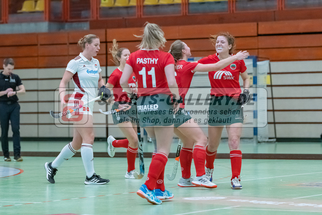 HK_20230122_103090 | 1. Bundesliga ( Halle ) Damen Crefelder HTC - Rot-Weiss Köln am 22.1.2023 Crefelder HTC  ( CHTC ) Halle Glockenspitz , Krefeld , Jule Hufer ( Crefelder HTC #10 ) , Michler Lotta ( Crefelder HTC #9 ) , Michler Nele ( Crefelder HTC #77 ) , Alina Pasthy ( Crefelder HTC #11 )