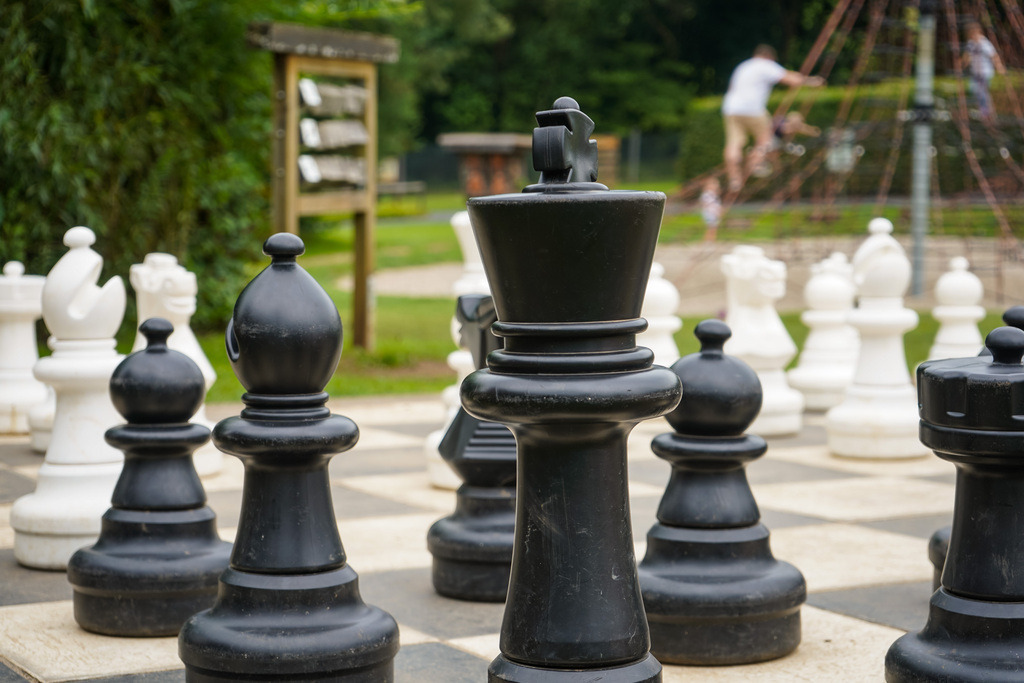 Drachenschach - Schotten | Der Alltag der Erwachsenen lässt auch in Oberhessen nicht viel Raum für spielerische Entfaltung und Auszeiten im Freien. Die Städte- und Dorfplaner der Region werden jedoch nicht müde, für die nötigen Möglichkeiten in den Ortsmitten, Parks und sogar auf Kinderspielplätzen zu sorgen. Wer den eigenen Spieltrieb noch nicht an das schnöde Berufsleben verloren hat, muss sich deshalb lediglich im eigenen Umfeld umschauen und in manchen Fällen ein Set Spielfiguren parat haben.  - Realisiert mit Pictrs.com