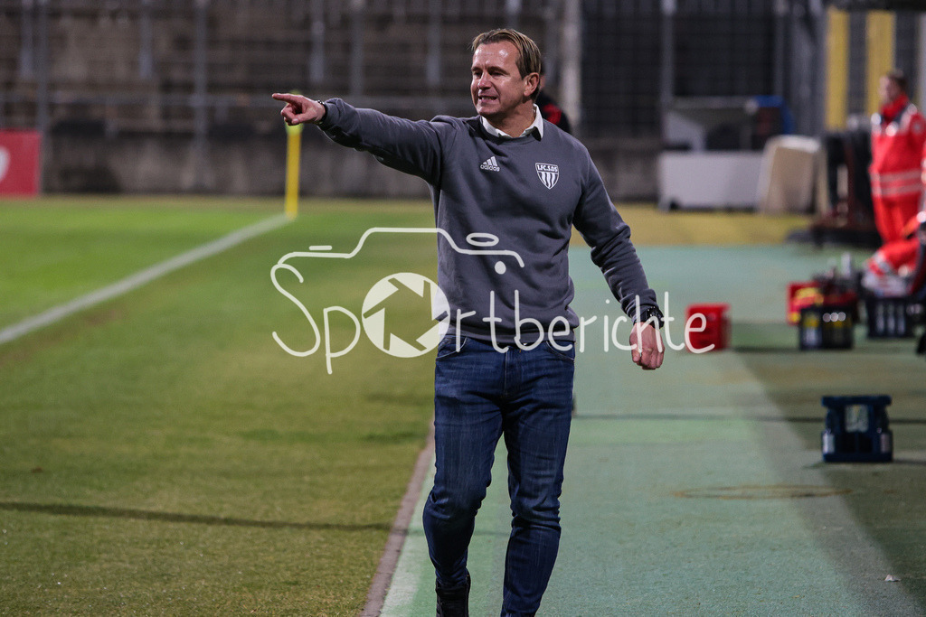 FC Bayern Amateure - 1. FC Schweinfurt | Schweinfurt Trainer Marc REITMAIER in Aktion