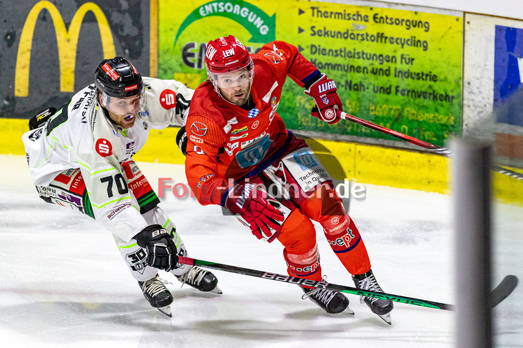 EC Peiting vs Höchstadter EC Alligators | Eishockey Oberliga Süd 2023/2024, EC Peiting vs Höchstadter EC Alligators
Duell zwischen Brett OUDERKIRK (ECP 9) und Patrik RYPAR (HEC 70),
2023-10-01 in Peiting (Eisstadion)
9 Brett OUDERKIRK (ECP 9), 70 Patrik RYPAR (HEC 70)
Copyright: FotoLindner