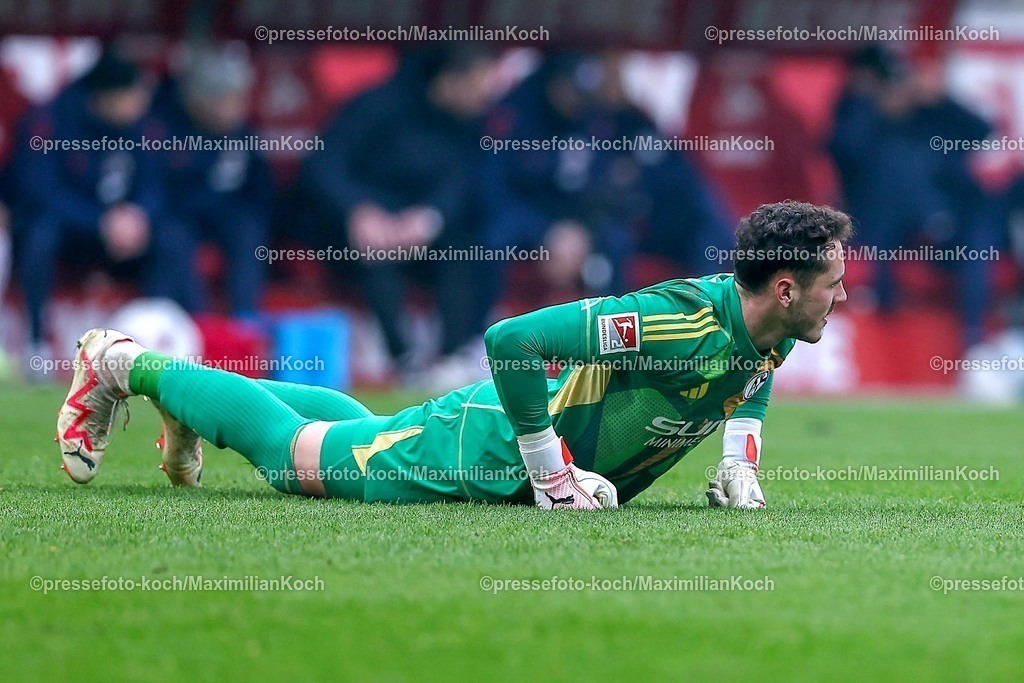 1FC09022501093 | 09.02.2025, Fußball, 1. FC Köln - FC Schalke 04, 2.. Fußball Bundesliga, 21. Spieltag, RheinEnergie-STADION, Saison 2024 2025: Torwart Justin Heekeren (S04 #28) DFB regulations prohibit any use of photographs as image sequences and or quasi-video.