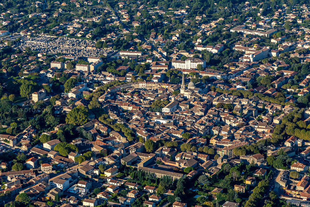 Aerial view: Vieux Ville in the district Partie Nord Est in Saint-Rémy-de-Provence in the state Bouches du Rhone, France. – Photo: IMG_129623.jpg taken on 09/23/2021 by Werner Riehm/FLY-FOTO.com – Resolution of the original: 5472 x 3648 px