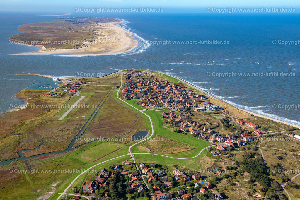 Baltrum_ELS_6378091022 | BALTRUM 09.10.2022 Ortsansicht der Straßen und Häuser der Wohngebiete von West- und Ost- Dorf auf der Nordsee- Insel Baltrum im Bundesland Niedersachsen. Weiterführende Informationen bei: Nordseeheilbad Insel Baltrum. // Town View of the streets and houses of the residential areas in Ostdorf and Westdorf on the North Sea island Baltrum in the state Lower Saxony. Further information at: Nordseeheilbad Insel Baltrum. Foto: Martin Elsen