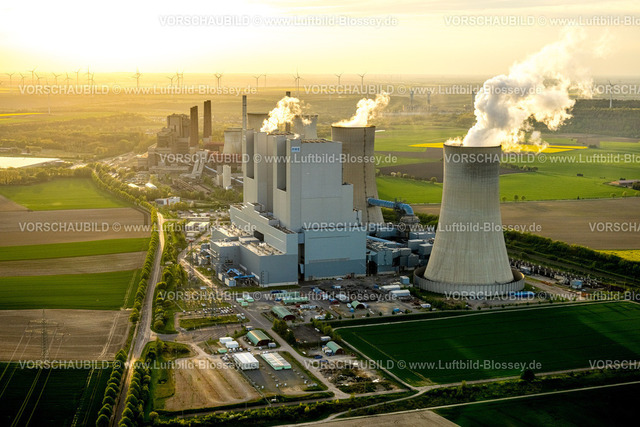 Grevenbroich240403957NeurathRWE_PowerKraftwerkNeurathBOA 2_3 | Luftbild, RWE Power AG Braunkohlenkraftwerk Neurath BoA 2 und 3 im Gegenlicht, die Abendsonne über Wiesen und Feldern, hinten ein Windräderpark, Neurath, Grevenbroich, Rheinland, Nordrhein-Westfalen, Deutschland