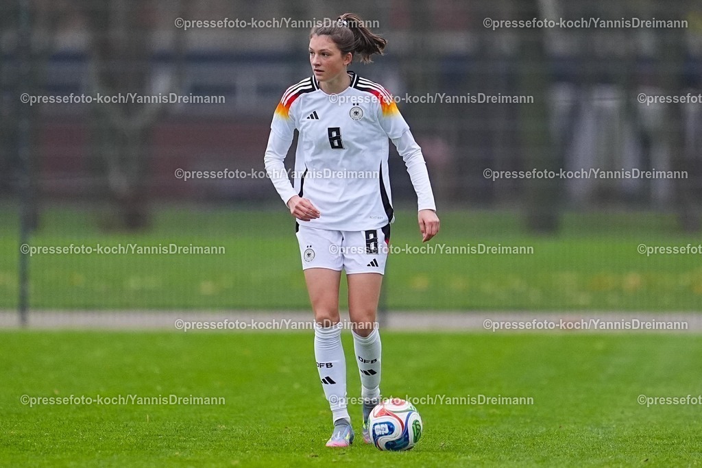 xYDRx26112502030 | 26.11.2025, xydrx, Fußball, Länderspiel, EM-Qualifikation U19-Frauen, Belgien - Deutschland, Sportschule Wedau: Lotta Wrede (GER #8)