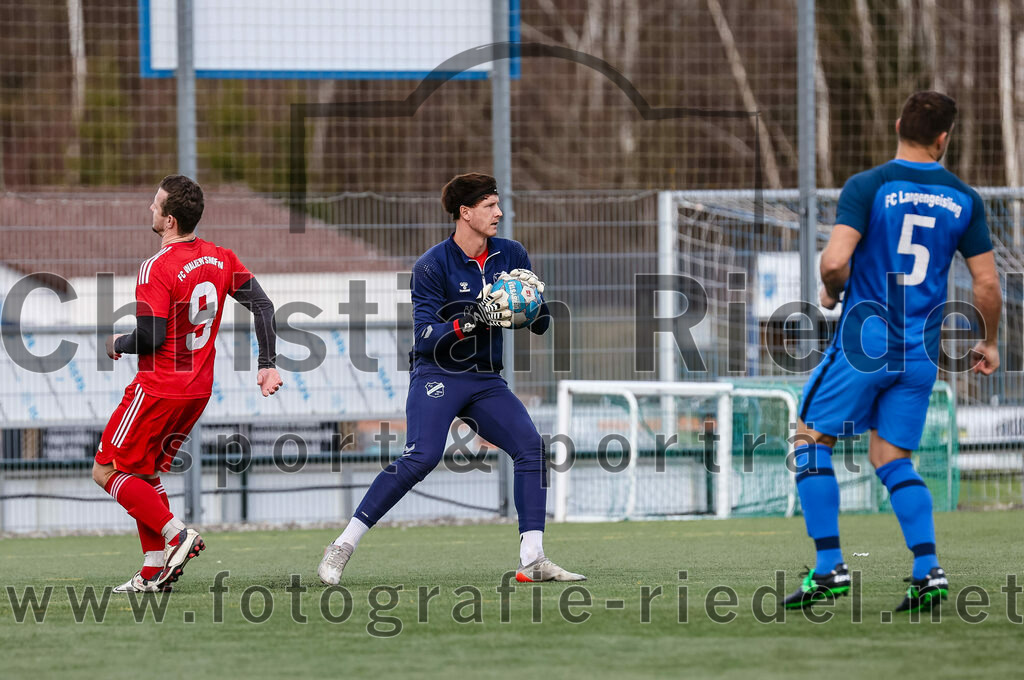 2024-02-24_008_FC_Langengeisling_gegen_FC_Walkertshofen | Erding, Deutschland, 24.02.2024:
Fußball, Bezirksliga Oberbayern Ost 2023 / 2024, Testspiel, FC Langengeisling gegen FC Walkertshofen, Endergebnis: 5:3

Christian Brandl (FC Walkertshofen, #9), Torwart Michael Hierl (FC Langengeisling, #1), Andreas Buchberger (FC Langengeisling, #5)

Foto: Christian Riedel / fotografie-riedel.net