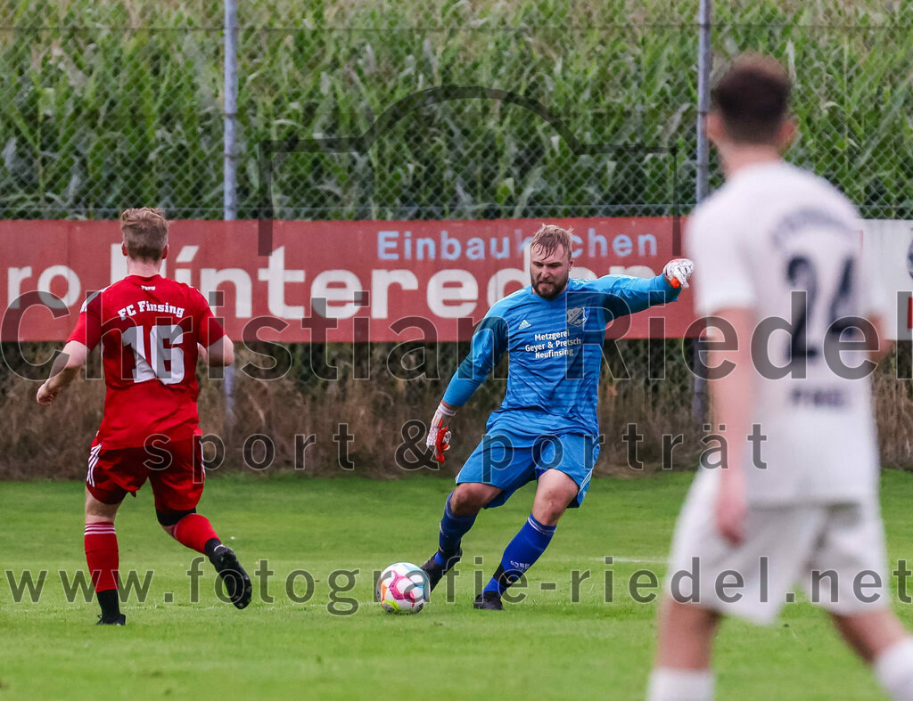 2023-08-04_096_SV_Walpertskirchen_gegen_FC_Finsing | Walpertskirchen, Deutschland, 04.08.2023:
Fußball, Kreisliga 2023 / 2024, 2. Spieltag, SV Walpertskirchen gegen FC Finsing, Endergebnis: 3:3

Dominik Bluhme (FC Finsing, #16), Torwart Daniel Schröder (FC Finsing, #1)

Foto: Christian Riedel / fotografie-riedel.net