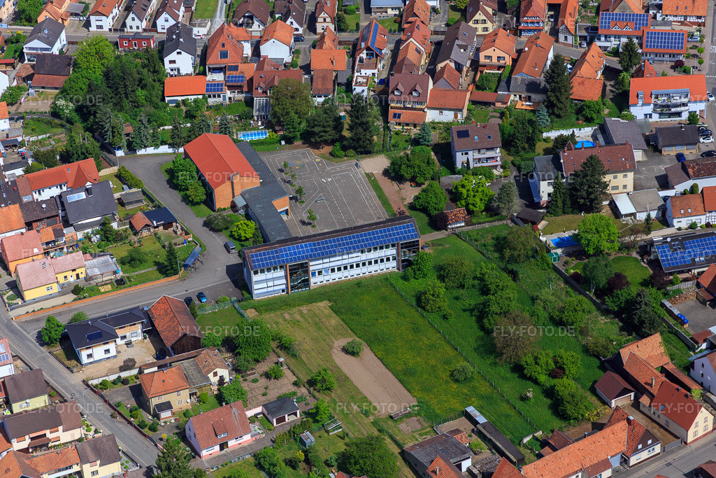 Luftbild: Grundschule Berg in Berg im Bundesland Rheinland-Pfalz in Deutschland. Foto: IMG_078594.jpg vom 08.05.2015 durch Werner Riehm/FLY-FOTO.de