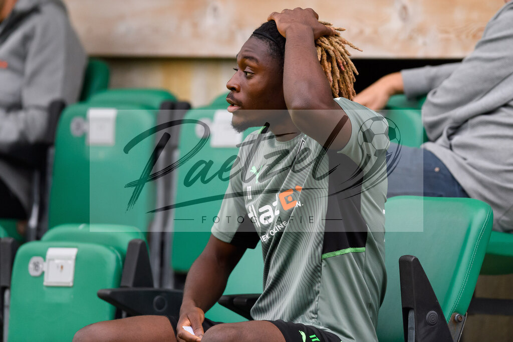 TRABMG20210719_042 | Fussball, Herren: Kouadio Manu Kone (Borussia Moenchengladbach) schaut beim Training von Borussia Moenchengladbach waehrend des Trainingslagers auf dem Trainingsplatz am Hotel Klosterpforte am 19.07.2021 in Harsewinkel, Deutschland. - Realisiert mit Pictrs.com