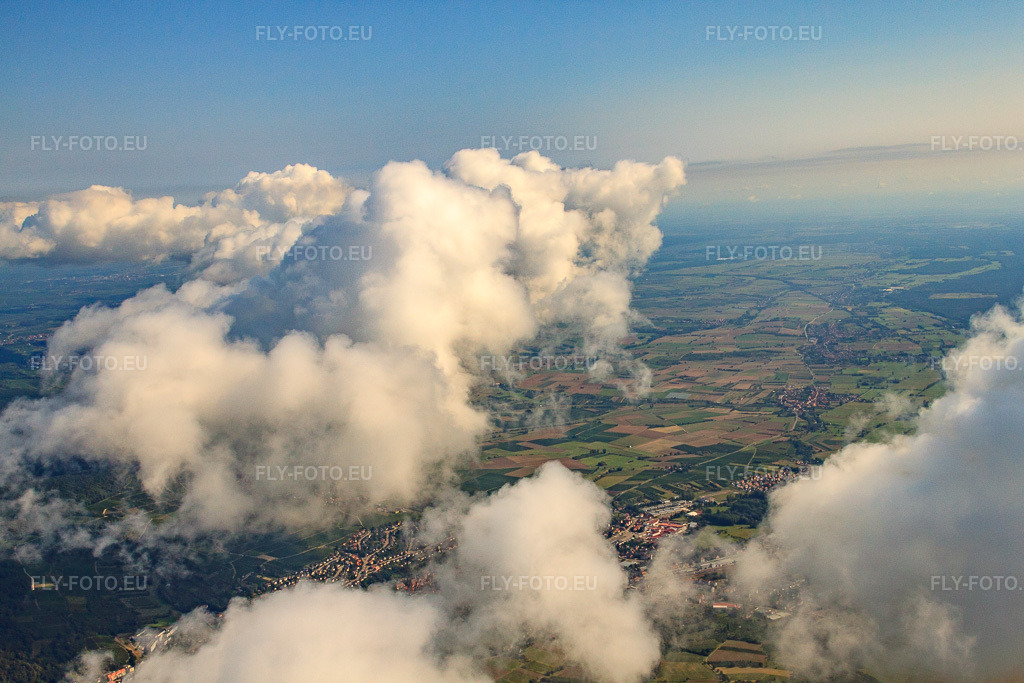 Vue aérienne: Vue vers le sud-est sous les nuages à Steinseltz dans le département Bas Rhin, France – .Photo: IMG_21023.jpg prise le 06/09/2009 par Werner Riehm/FLY-FOTO.eu – Résolution de l'original: 4752 x 3168 px