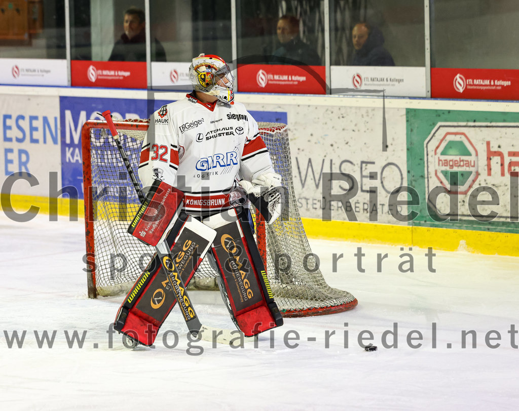 2022-11-06_089_TSV_Erding_gegen_EHC_Koenigsbrunn | Erding, Deutschland, 06.11.2022:
Eishockey, Bayernliga 2022 / 2023, 11. Spieltag, TSV Erding gegen EHC Königsbrunn, Endergebnis: 1:7

Torwart Stefan Vajs (EHC Königsbrunn, #32)

Foto: Christian Riedel / fotografie-riedel.net