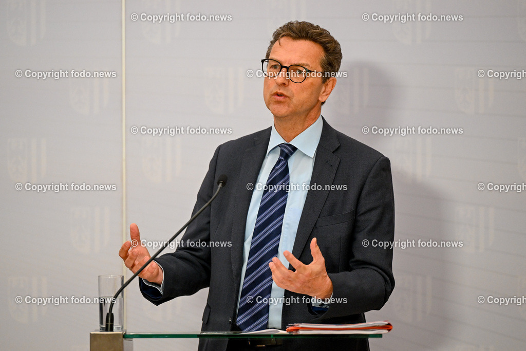 Pressekonferenz Land Ooe_ Gemeinsam geschafft - Maßnahmen zur Verbesserung fuer Mitarbeitende in den ooe. Spitaelern_ 10.04.2024-23 | 10.04.2024, Linz, AUT, Pressekonferenz Land Ooe, Gemeinsam geschafft - Maßnahmen zur Verbesserung fuer Mitarbeitende in den ooe. Spitaelern, im Bild Franz Harnoncourt (Vorsitzender der Geschaeftsfuehrung der Oberoesterreichischen Gesundheitsholding GmbH)
