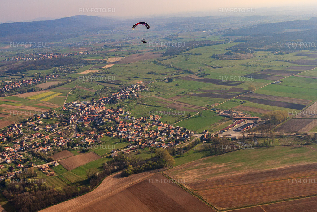 Vue aérienne: Vue du village depuis le sud-ouest en parapente à Gunstett dans le département Bas Rhin, France – .Photo: IMG_63759.jpg prise le 30/03/2014 par Werner Riehm/FLY-FOTO.eu – Résolution de l'original: 4752 x 3168 px